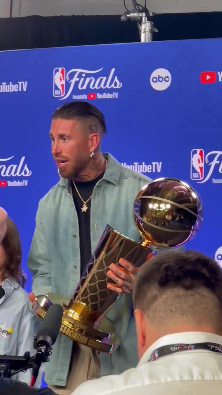 NBA总冠军奖杯已经送过来了！皇马传奇拉莫斯捧着奖杯拍照！
