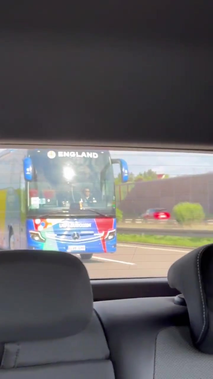 何其幸运！球迷高速偶遇英格兰国家队大巴车