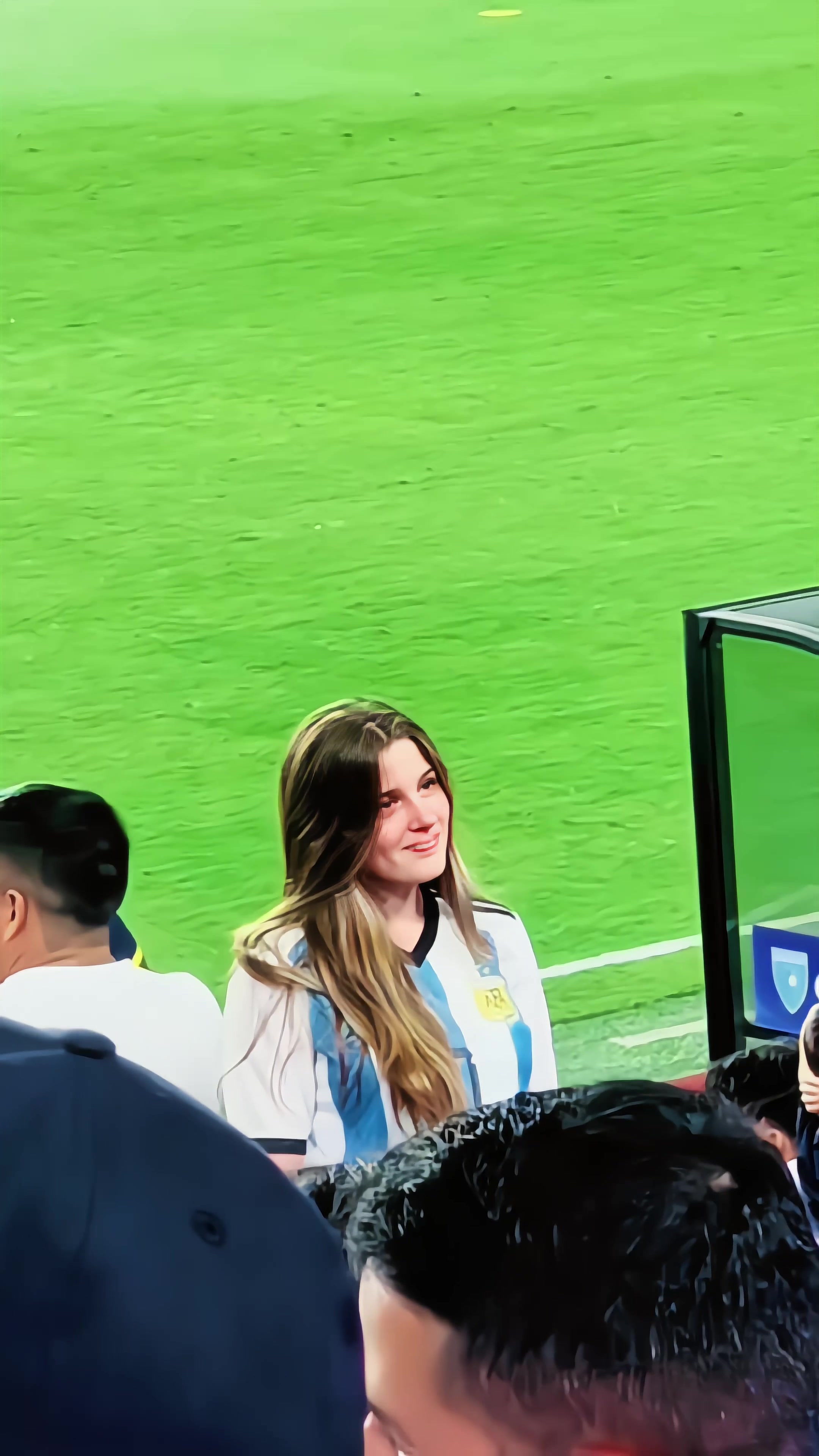 阿根廷女球迷场边抢镜，粉丝都不看梅西就看她了