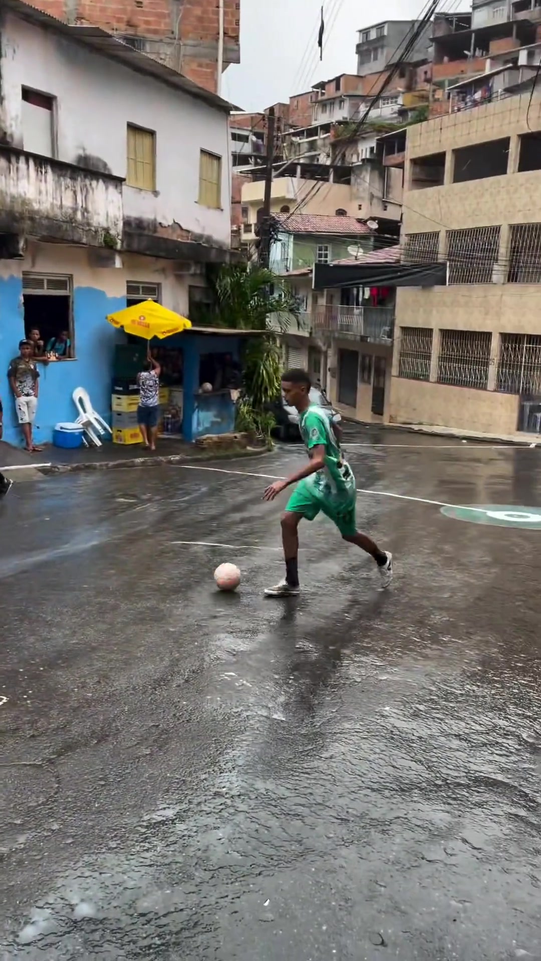 怎能没成绩看看巴西街头足球的环境