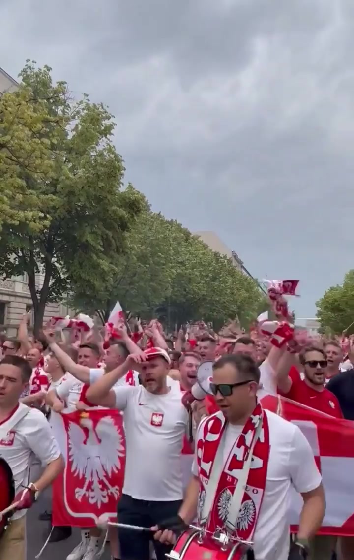 波兰球迷在柏林俄罗斯大使馆前唱“Ruskakurwa”Russia，fxxkyou