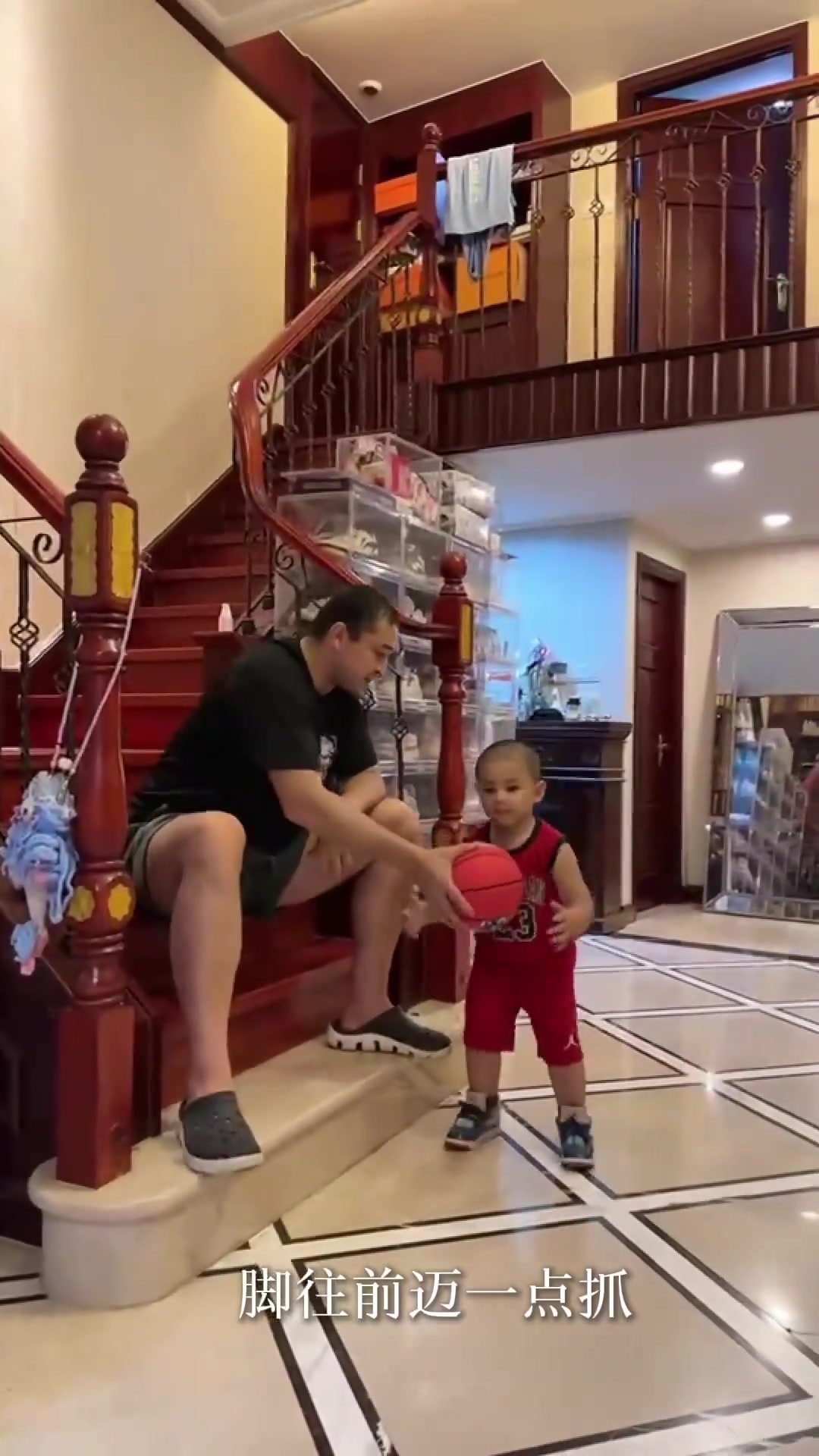 西热力江教导3岁小儿子打篮球感觉下一秒就要骂人了