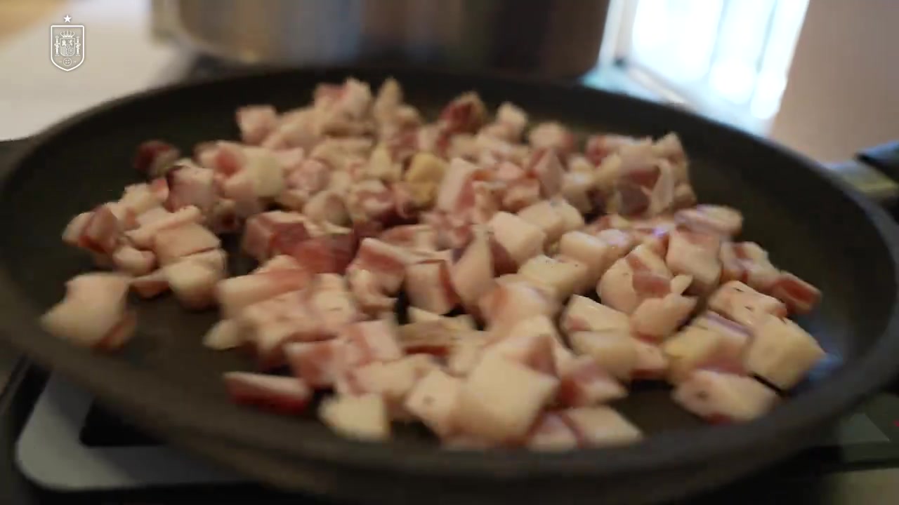 为什么今年西班牙这么强莫拉塔为西班牙队友们烹制了培根蛋面队友表示很好吃！