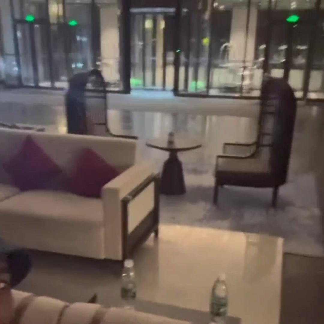 前上海男篮外援冯莱晒自己来讨薪的视频，直接睡在了酒店大厅