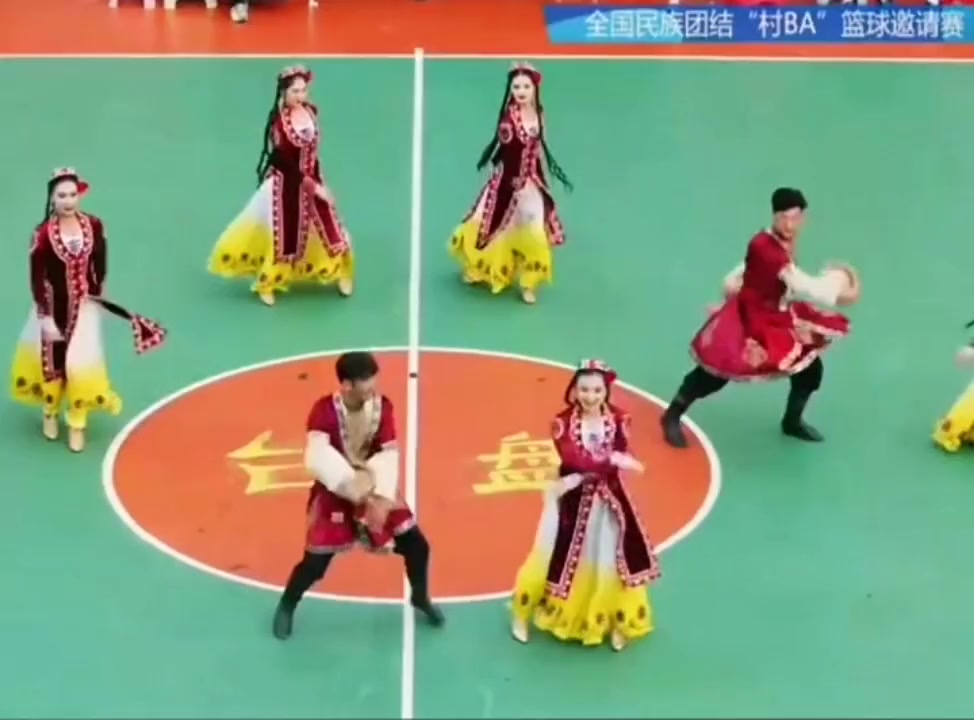 新疆的小哥哥小姐姐们载歌载舞，点燃全场氛围