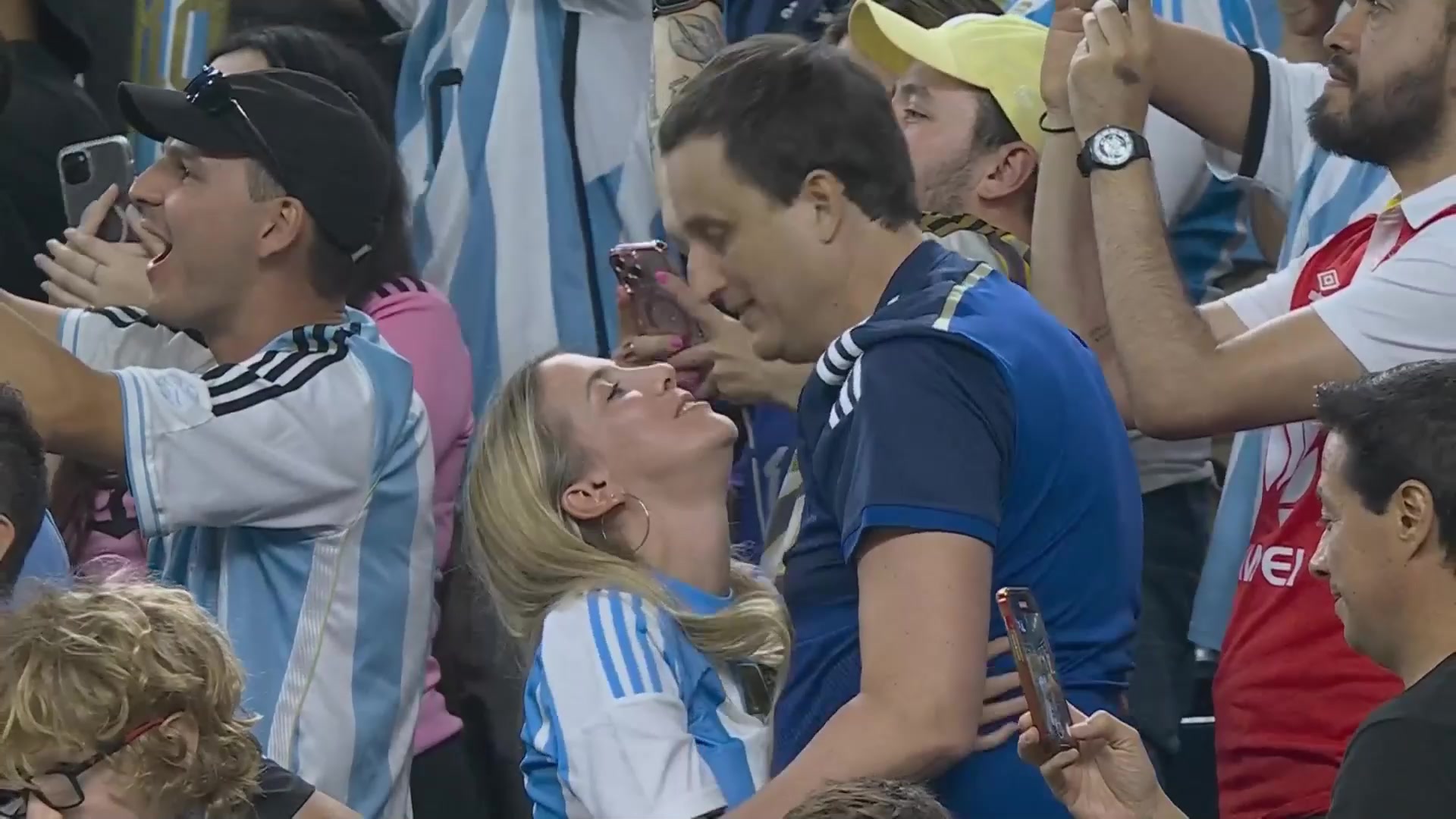 阿根廷赢得点球大战后，球迷现场深情接吻