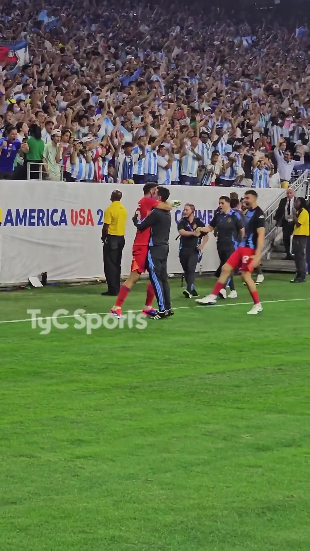 阿根廷点球大战淘汰厄瓜多尔后，全队紧紧抱在一起！