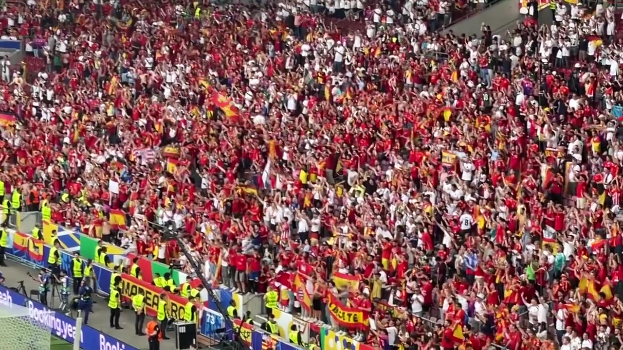 赛后西班牙球迷高歌致敬克罗斯，后者挥手致意