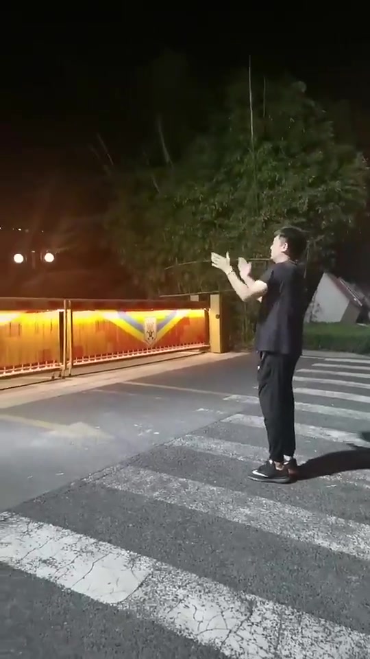 泰山队06惨败申花队！赛后球迷到俱乐部门口高喊：丢人现眼