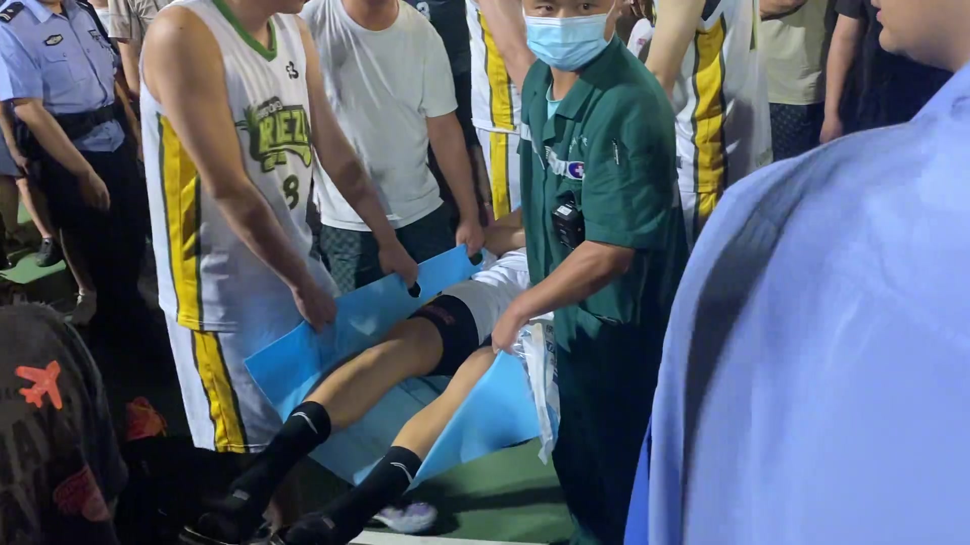 滨州野球场爆发冲突有球员倒地被担架抬出球场