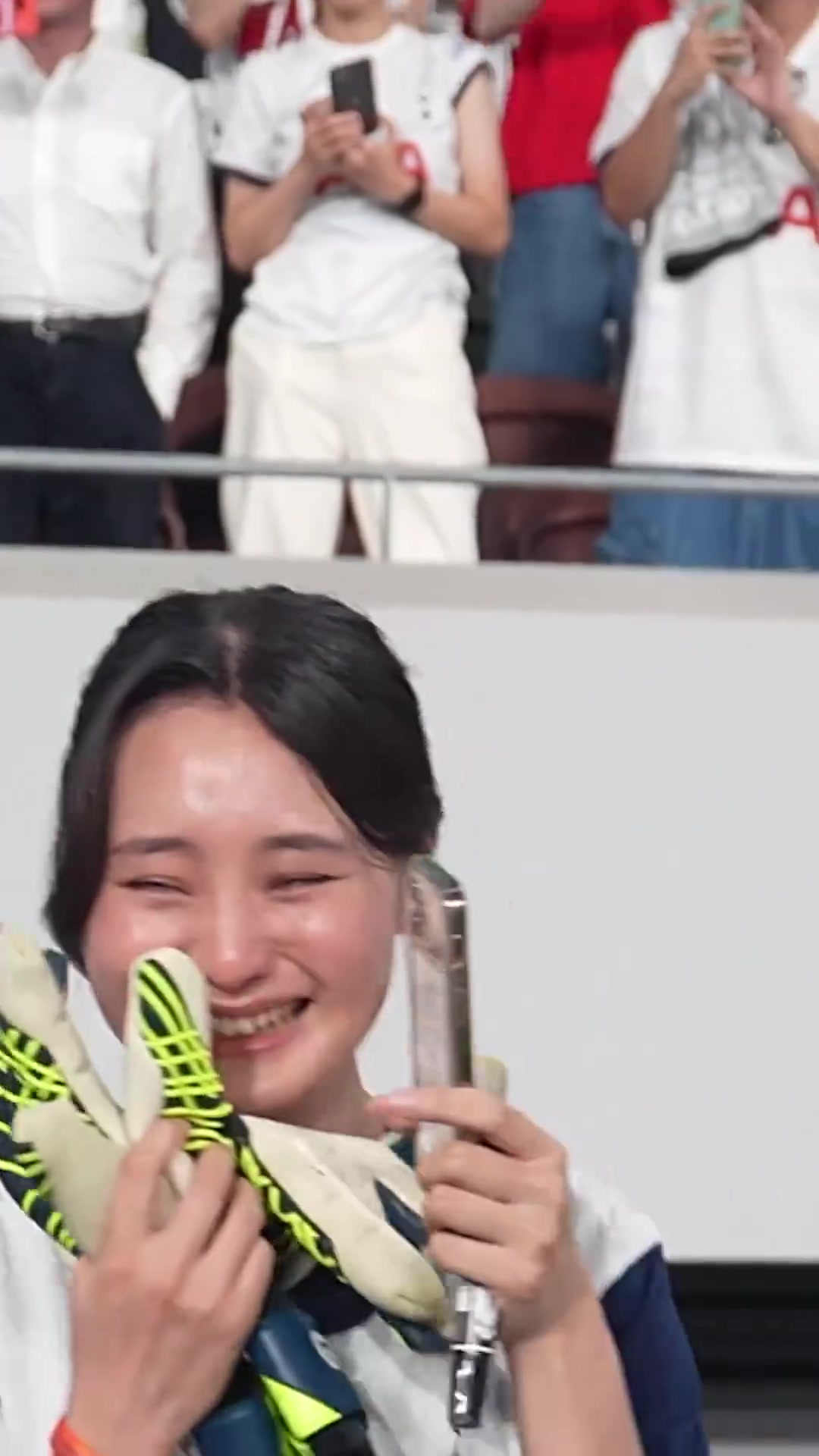 韩国小姐姐被维卡里奥拥抱并赠送原味手套，幸福落泪