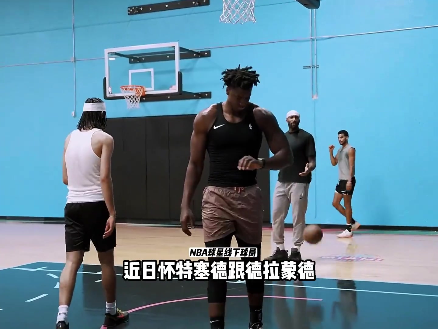 NBA的大中锋近距离看有多强壮庄神在白边面前好小一只啊