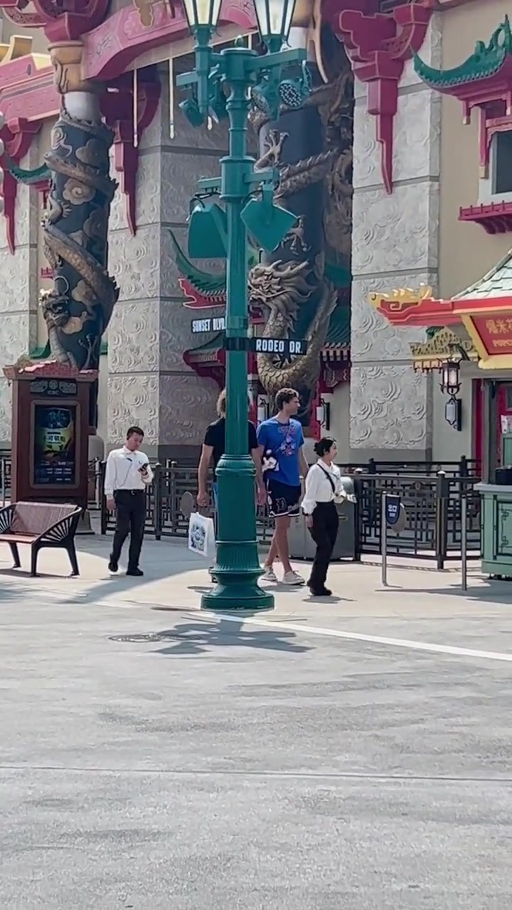 纯旅游来的！洛佩兹兄弟“中国自己行”路人惊呼：我靠巨人