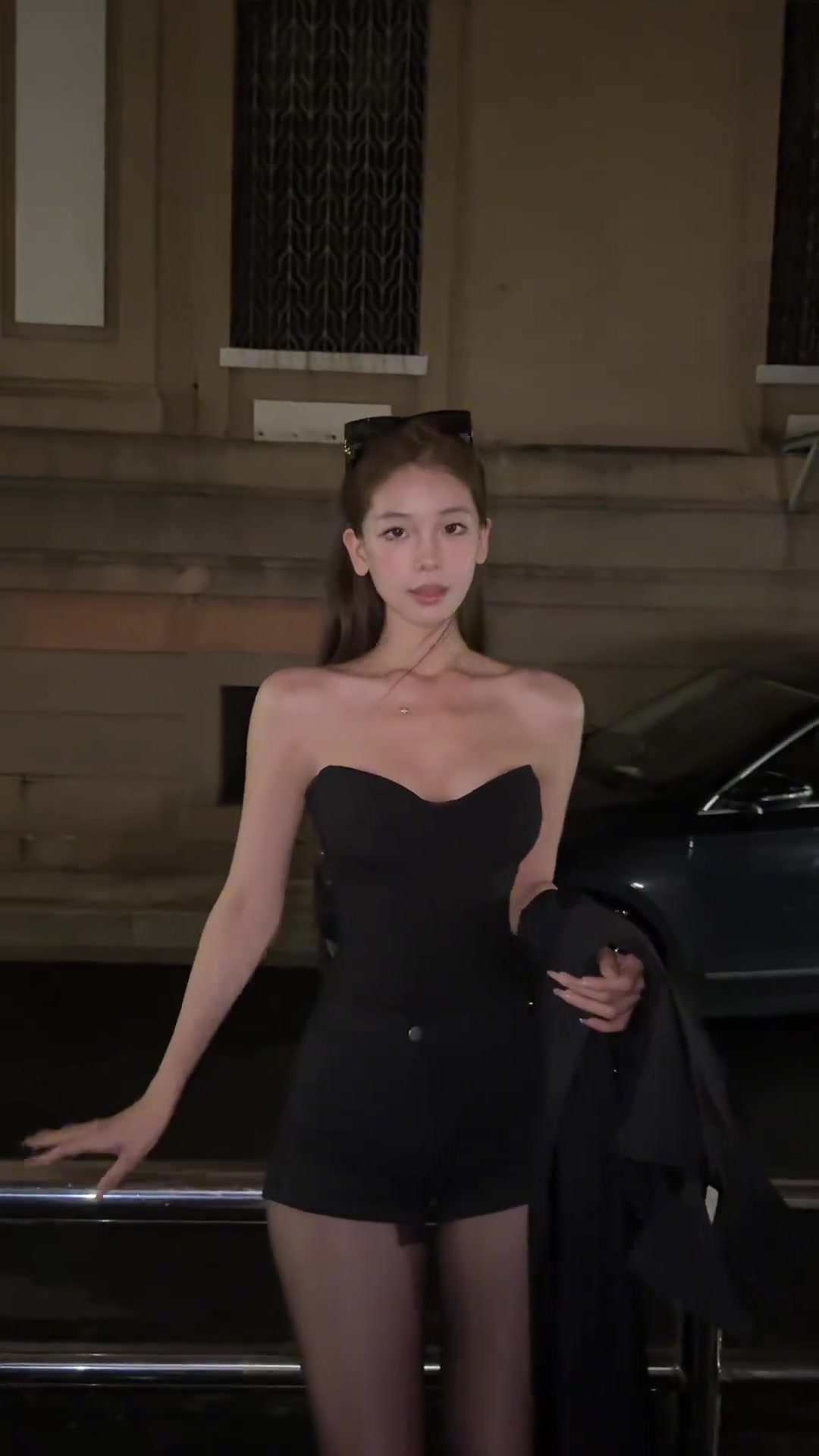 椰子长款风衣搭配黑丝出境又是羡慕周凯恒的一天