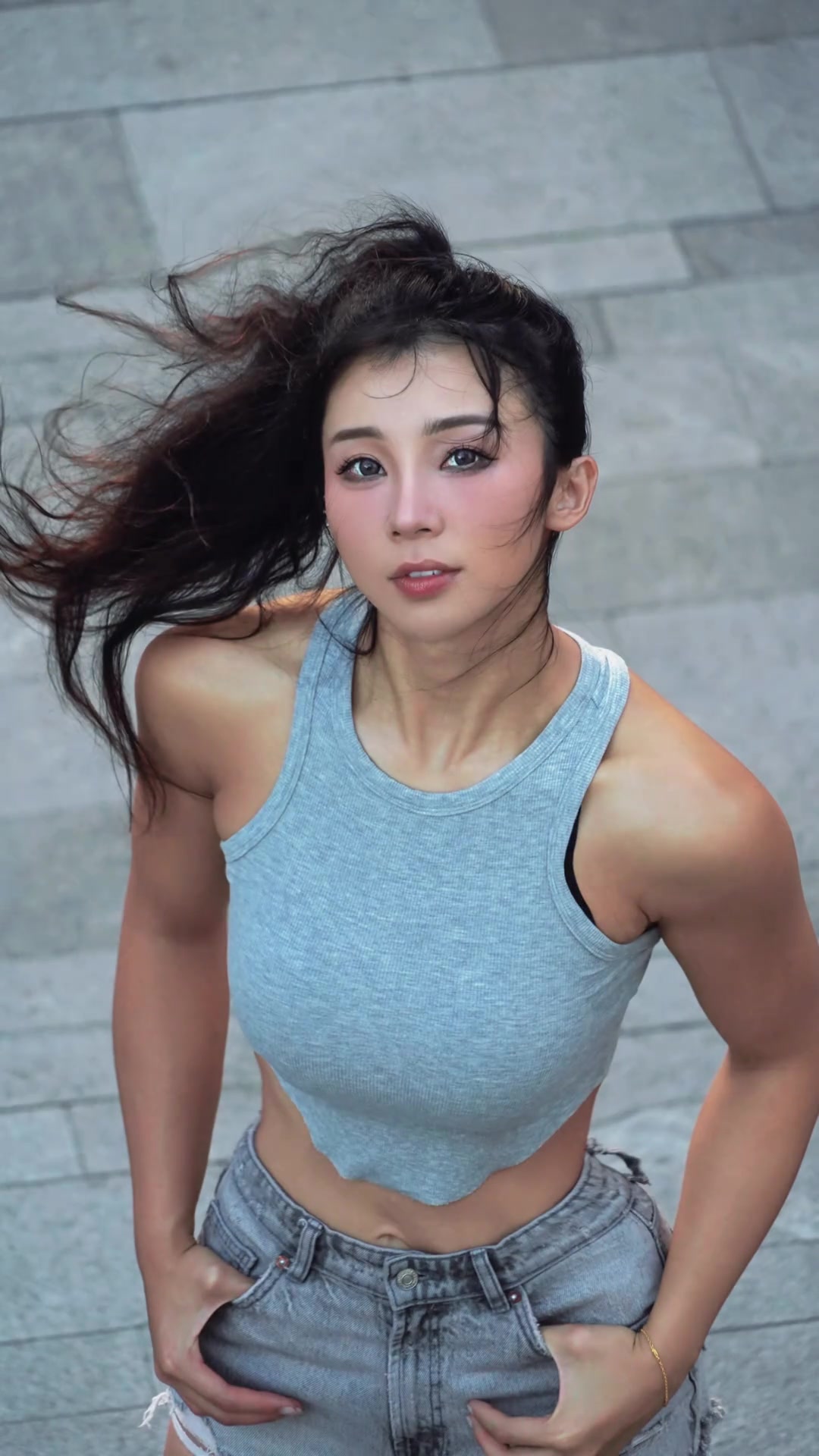 张曼源：周末快乐小麦色皮肤运动女孩