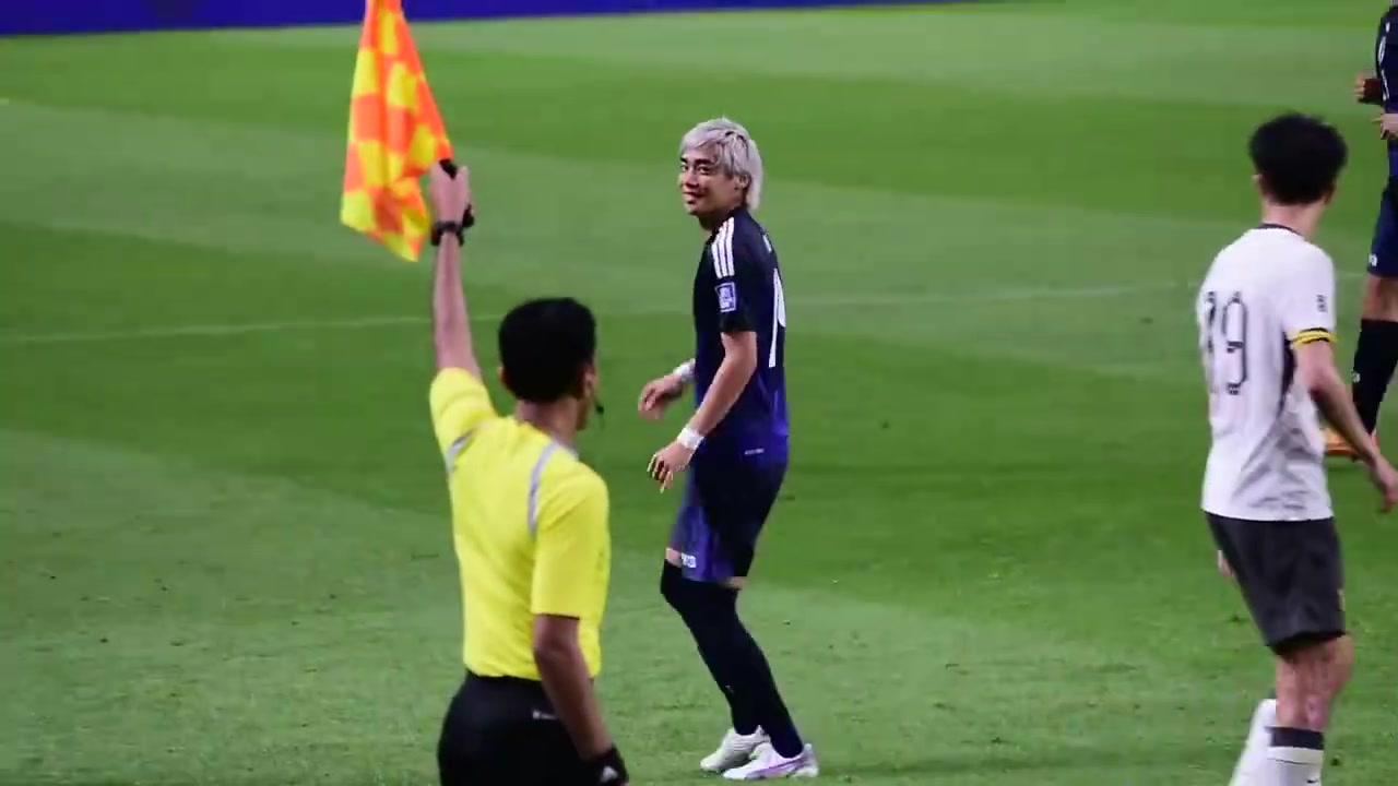 裁判的幽默时刻！伊东纯也的表情变化也是够搞笑了！