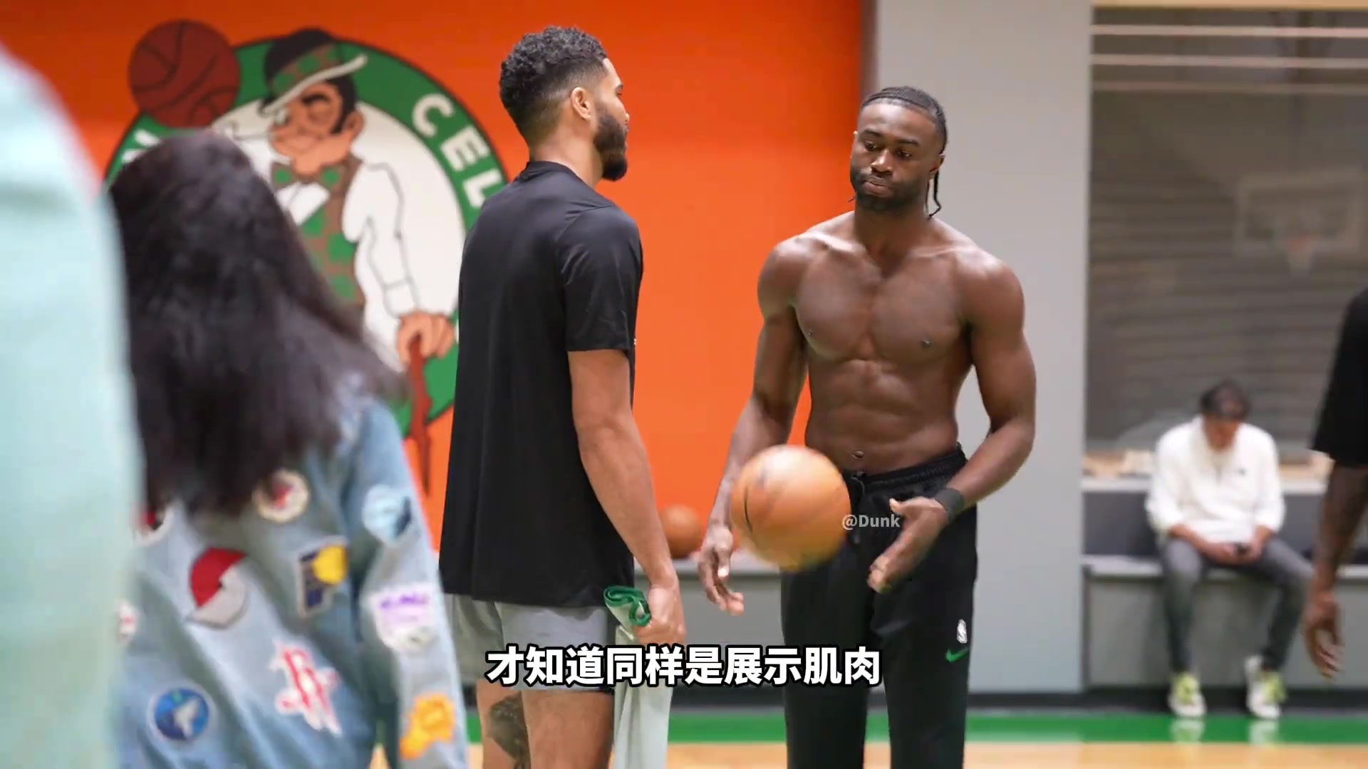 同样是新赛季秀肌肉CBA球员和NBA球员差距有多大