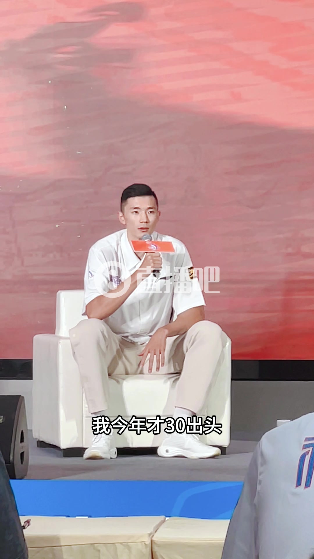 怎么帮助年轻队员陈林坚：我今年才30出头我也是年轻队员