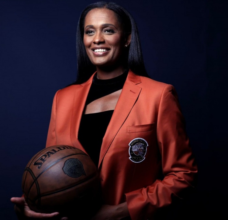 Shams：鹈鹕正将前WNBA球星斯温卡什提拔为篮球运营高级副总裁