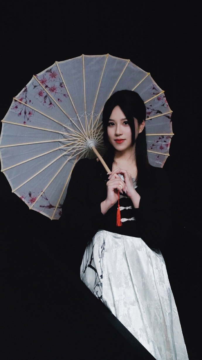 狼行女友解说isuki晒照：好看吗好看吗！！！