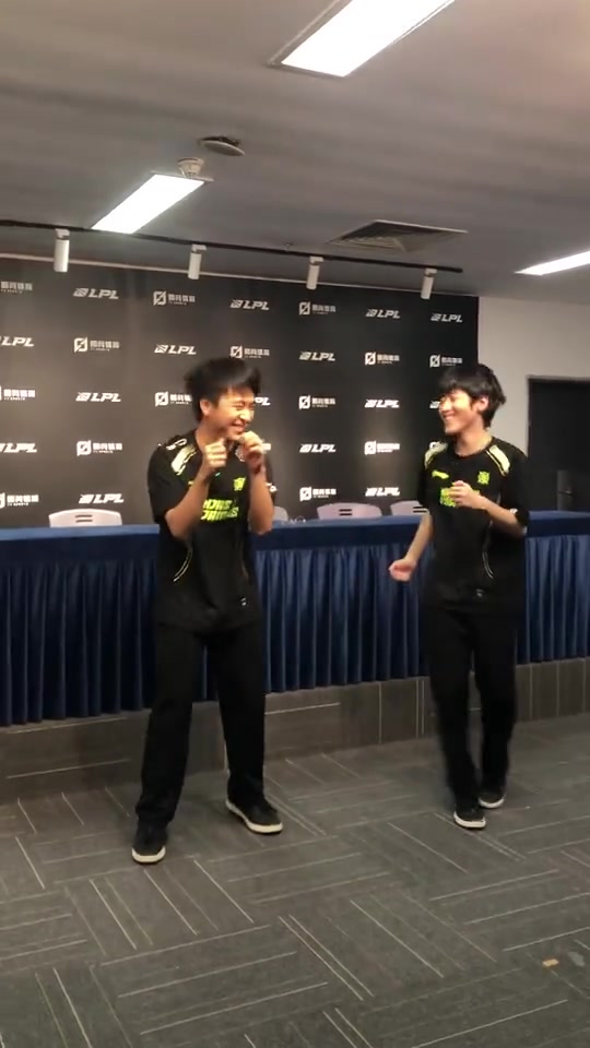 赢了EDG太开心NIP赛后上辅双人组上演“发癫”热舞