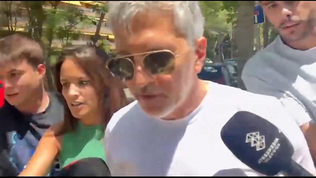 每体：父亲想让梅西签约后先回巴萨踢一年，新月&迈阿密不接受