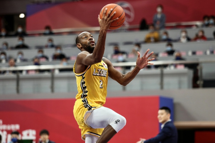 杨毅：文班亚马能在NBA打得怎样不好说反正法甲MVP打不了CBA