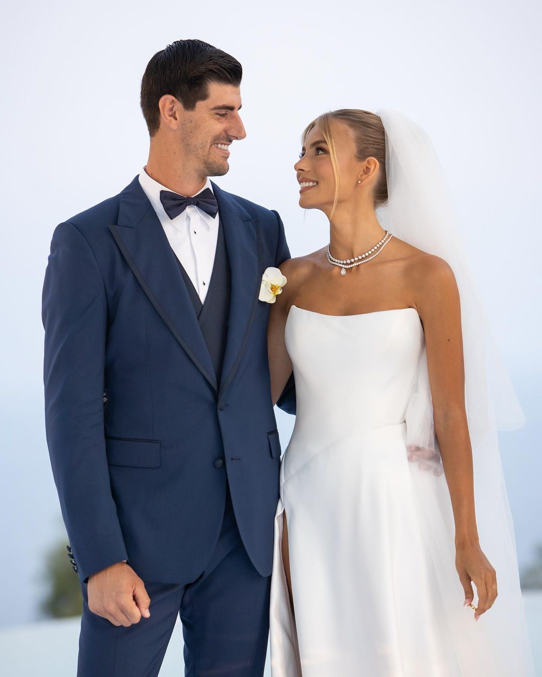 恭喜！库尔图瓦与未婚妻举行婚礼，相恋两年步入婚姻殿堂