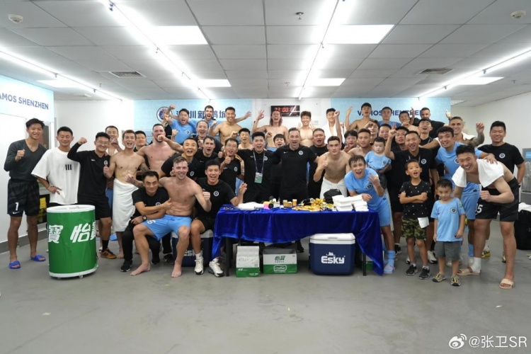 张卫分享球队在更衣室庆祝胜利的照片：团队、胜利、继续