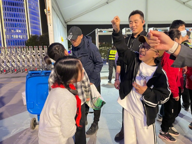 申花公益让爱响彻心扉共筑蓝色梦想聋校少年申花主场初体验