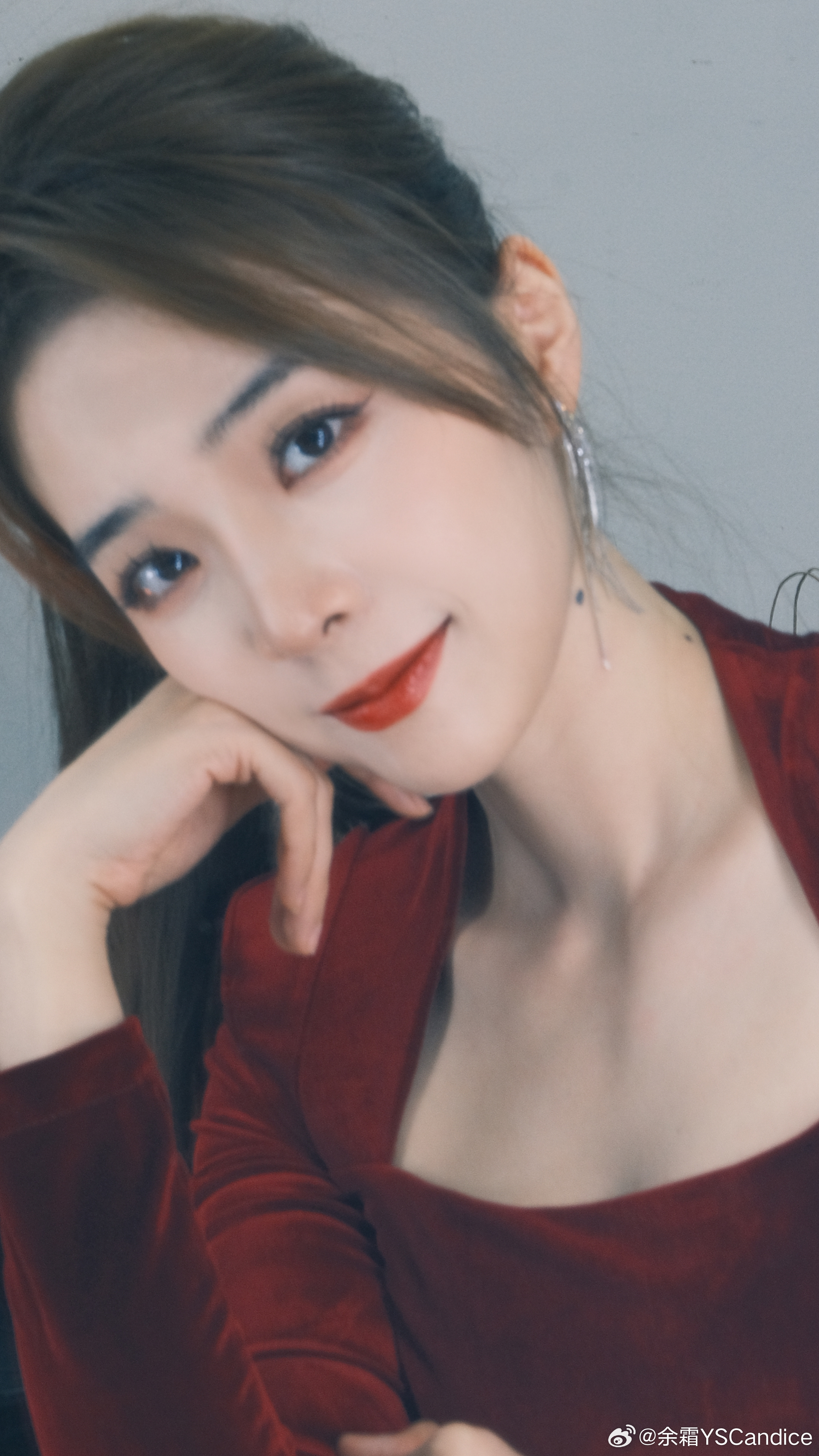 这小眼神管哥顶不住吧今日主持余霜晒照：今天和胖胖龙合影啦