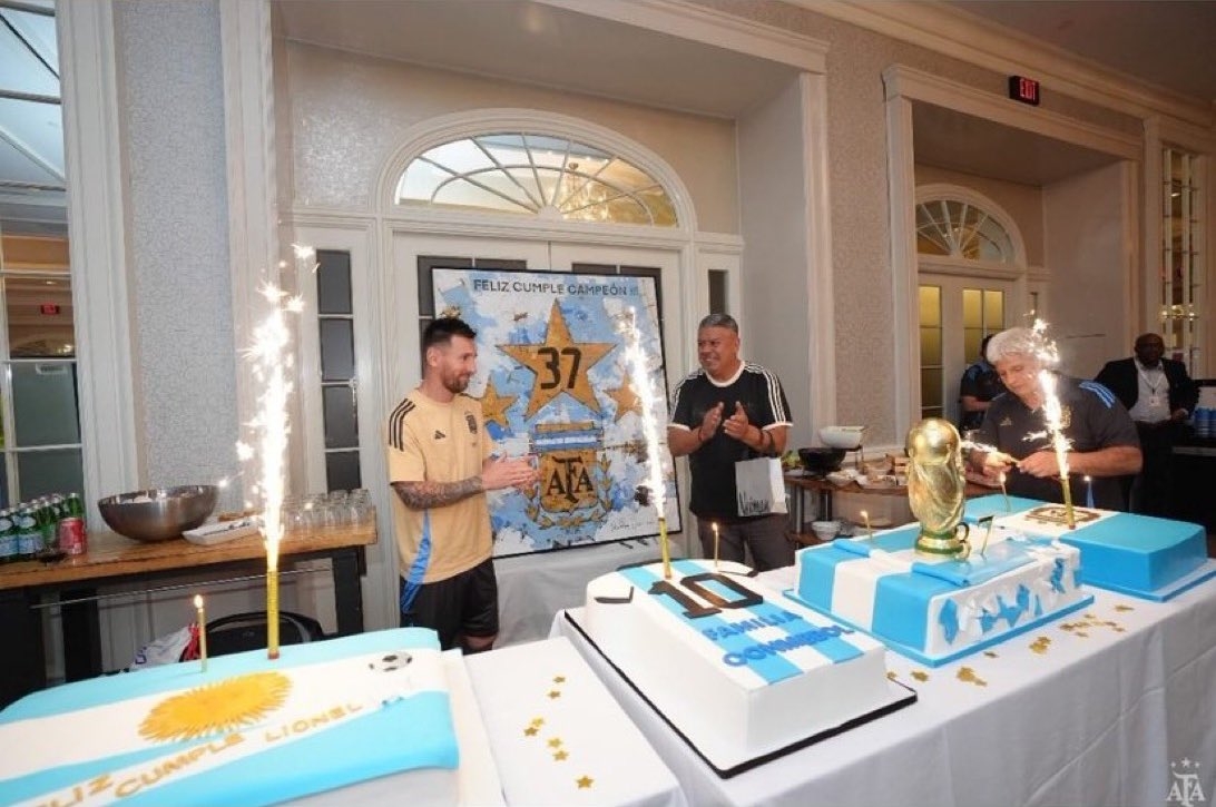 隆重！阿根廷足协为梅西献上华丽蛋糕