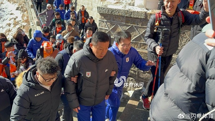 泰山队今日登泰山祈福，主教练崔康熙率先抵达南天门