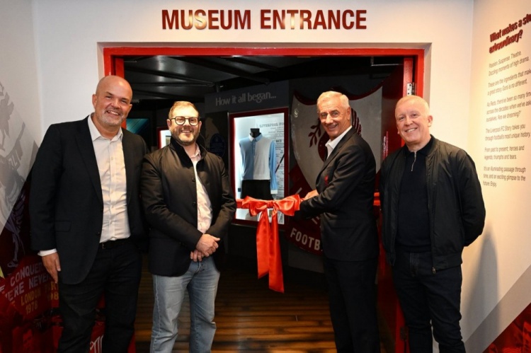 利物浦俱乐部博物馆重新开放，红军传奇伊恩拉什剪彩