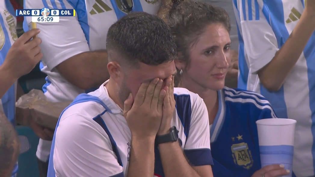 梅西、蒙铁尔接连伤退，看台的阿根廷球迷捂脸不敢看了...