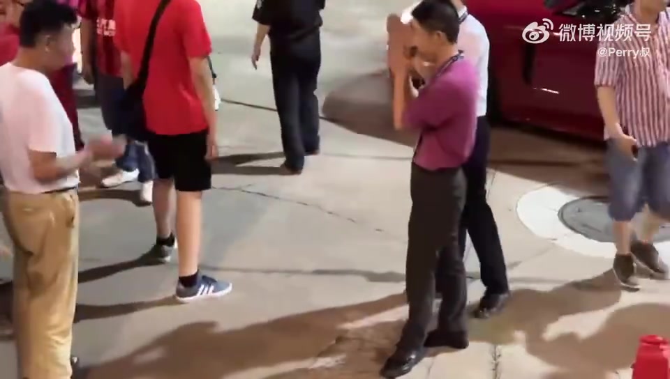 老总竭力安抚！海港球迷高喊“哈维尔下课”、“让蔡慧康滚蛋”