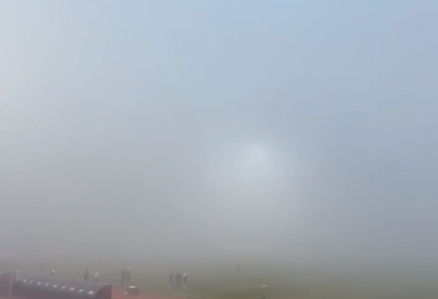 这还能踢吗西海岸vs浙江比赛即将开始，球场大雾弥漫能见度极低