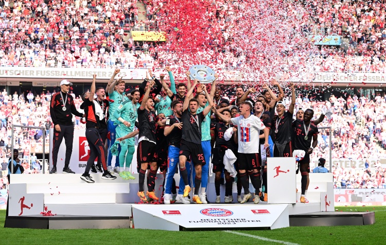 唯一的冠军图赫尔上赛季德甲末轮夺冠，本赛季联赛落后榜首8分