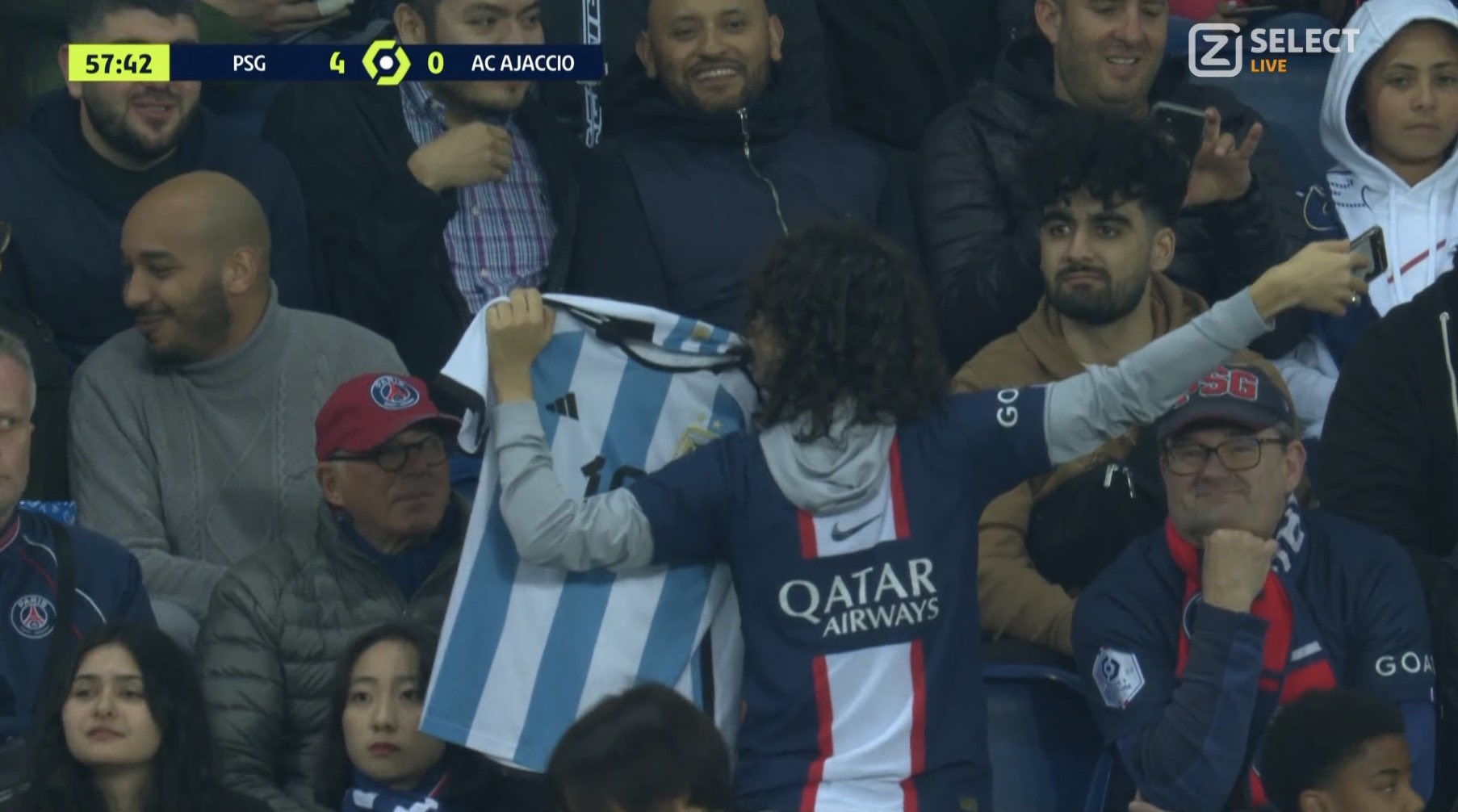 呜呼！巴黎看台上有球迷公然秀梅西的阿根廷10号球衣