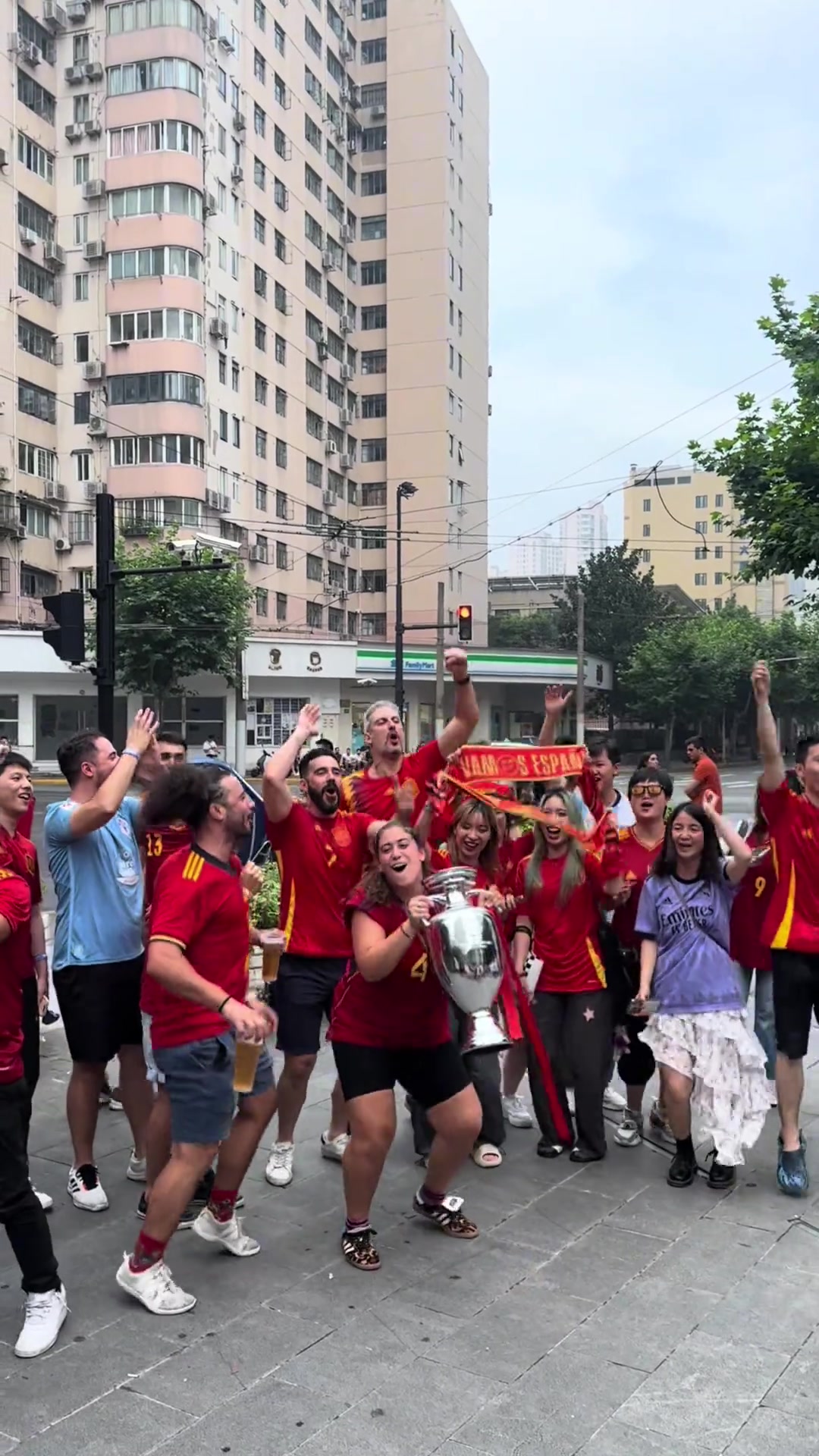 直接通宵上海西班牙球迷难掩激动走上街头，手举奖杯疯狂庆祝