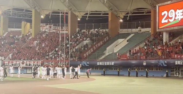 13不敌河南3轮仅拿1分，海港全队赛后向远征球迷致谢