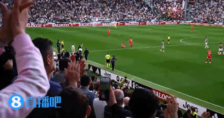 泪洒赛场！桑德罗被换下，现场尤文球迷献上掌声