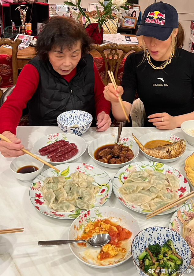 回来过年！谷爱凌摘银马不停蹄回家过年，餐桌有饺子和很多年菜