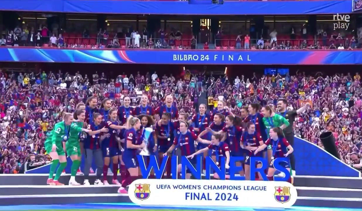 我们是冠军！巴萨女足队长普特拉斯举起欧冠奖杯