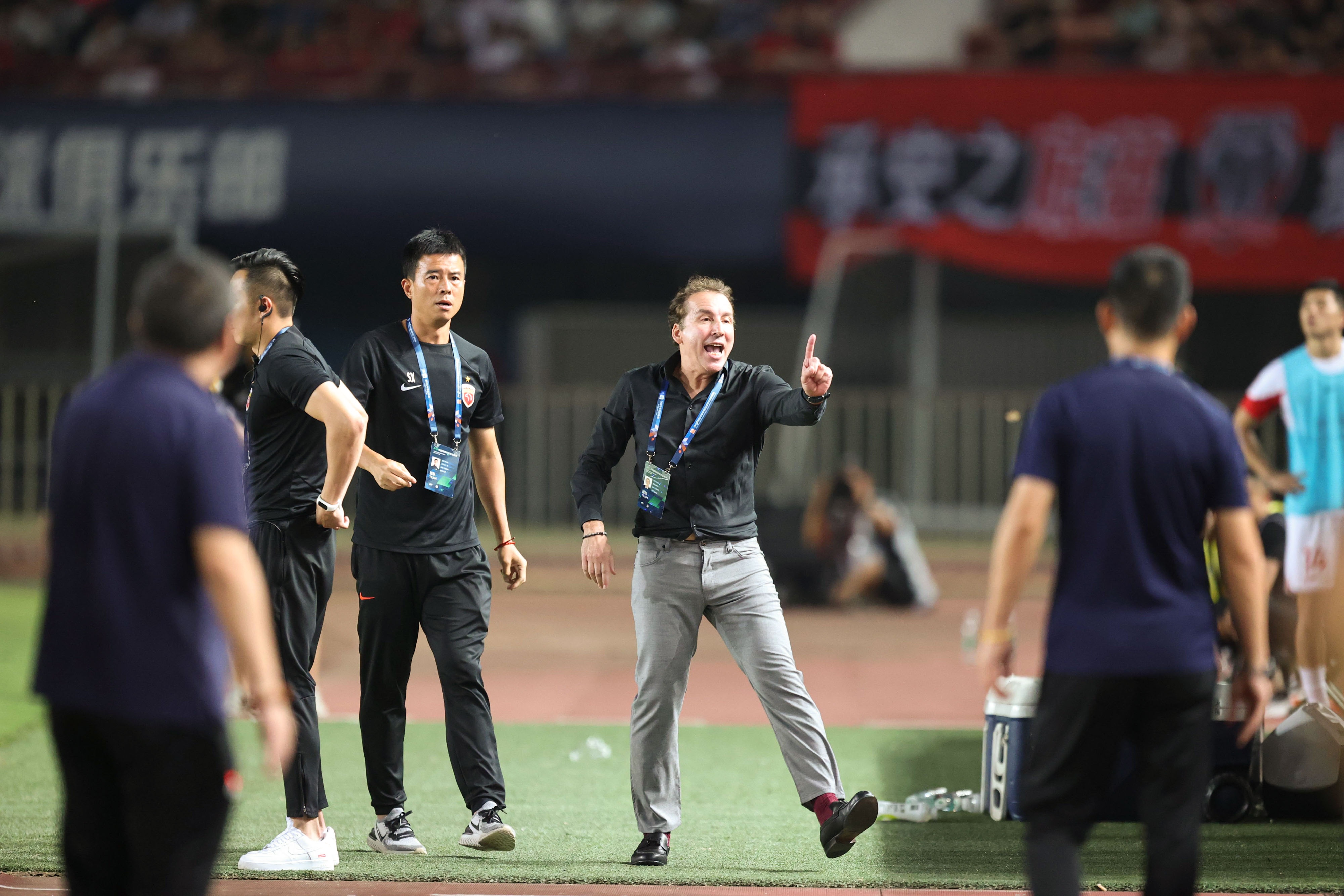 沪媒：海港俱乐部今天召开会议，是否换帅即将有答案