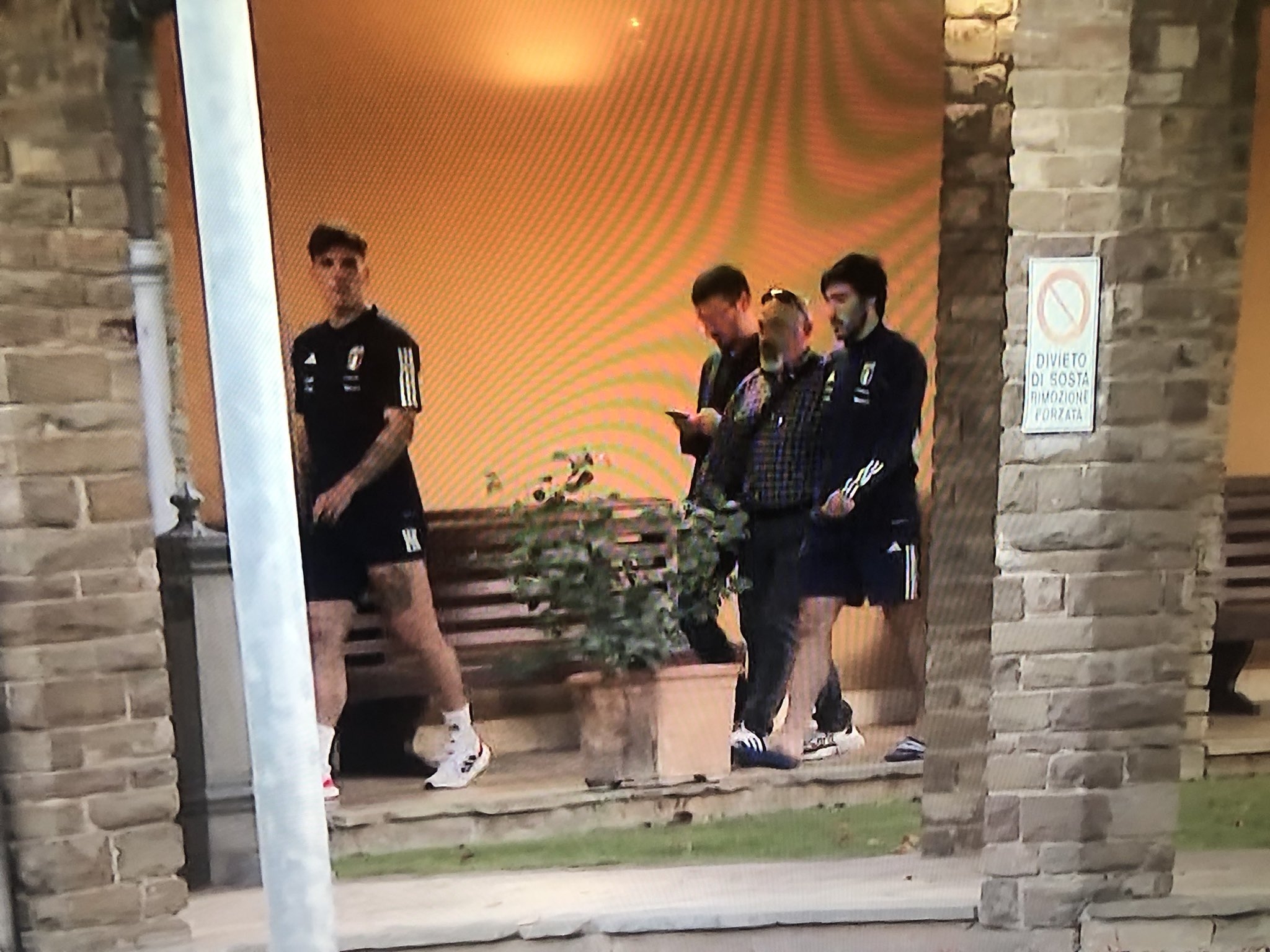 【直击】扎尼奥洛、托纳利被带走接受警方问询现场照