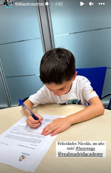 有模有样！库尔图瓦晒儿子与皇马少年队“续签合同”：Herewego