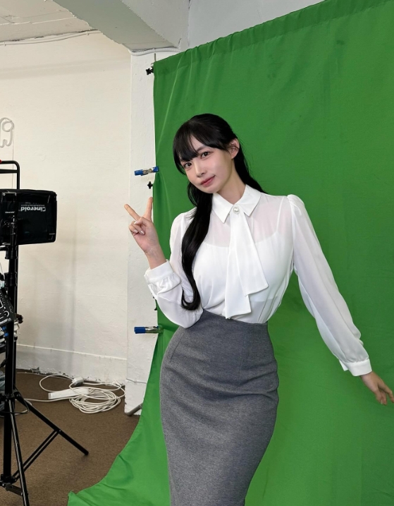 PUBG美女主持郭敏善近照：白色衬衫+包臀裙展现姣好身材