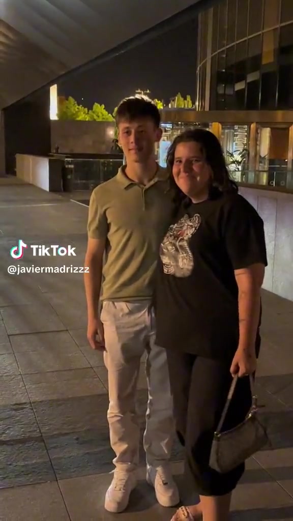 立正！皇马小将居勒尔在马德里和球迷们合影，显得有些腼腆