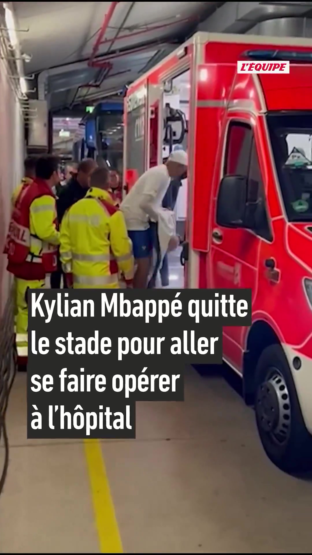 现场视频：姆巴佩赛后戴着护具，乘救护车前往医院